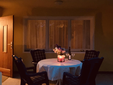 Abendstimmung auf der überdachten Terrasse