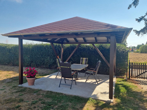 überdachte Terrasse mit Gartenmöbel