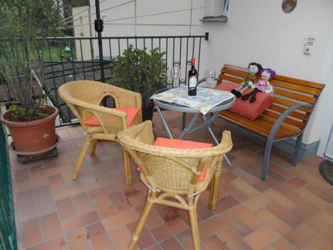 überdachte Terrasse mit Gartenmöbel
