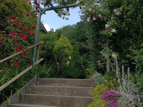 Es führen Treppen zum Haus