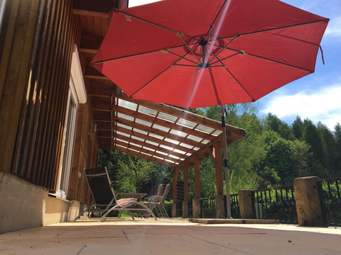 Terrasse mit Liegestühle und Sonnenschirm