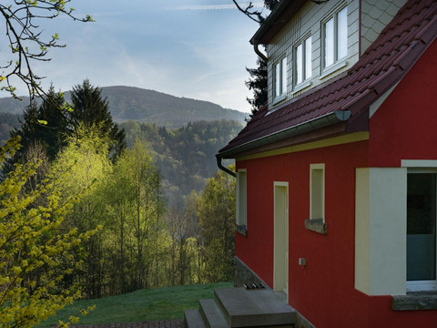 Hauseingang und Blick zum Großen Winterberg