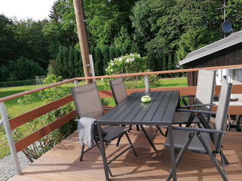 Sitzmöglichkeiten auf der Terrasse