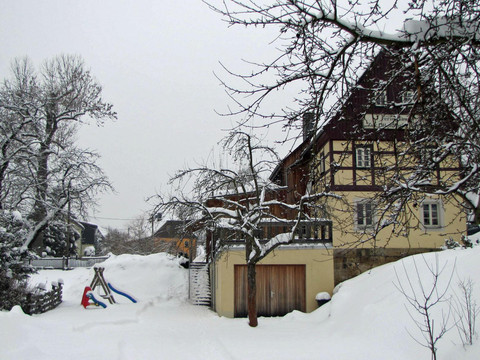 Das Ferienhaus tief verschneit