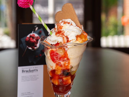 Bruckert´s Otterndorf Eis essen