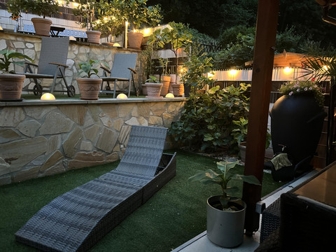 Garten mit Liegestuhl