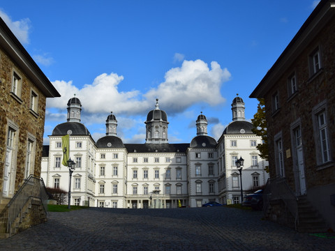 Schloss Bensberg Schloss Bensberg in Bergisch Gladbach, barocke Fassade mit weißen Türmen und blauem Himmel.