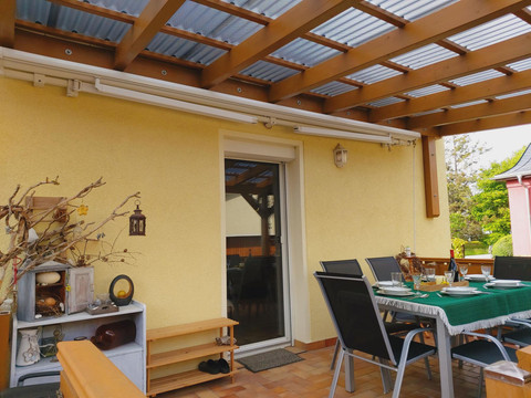 überdachte Terrasse mit Zugang vom Wohnzimmer