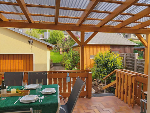 Terrasse mit Zugang zum Grillplatz und Garten