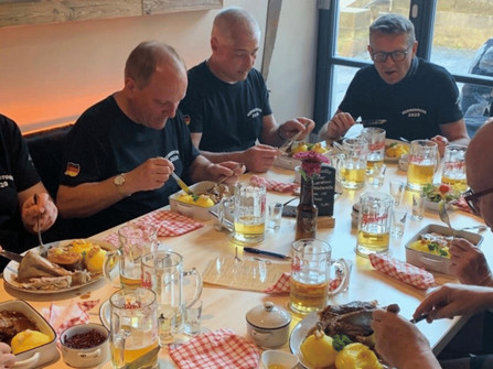 Gruppe am Tisch - Brauhaus zu Coburg.png