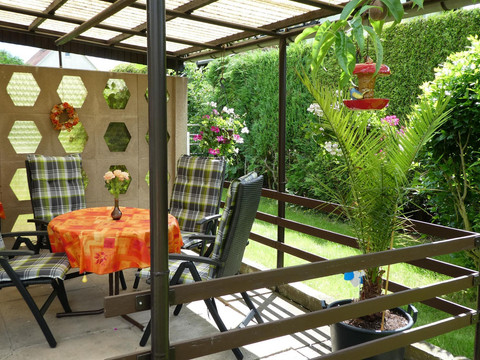 überdachte Terrasse mit Gartenmöbel