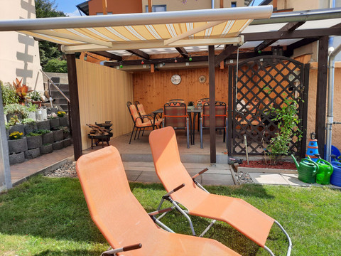 Liegewiese mit überdachter Sitzecke