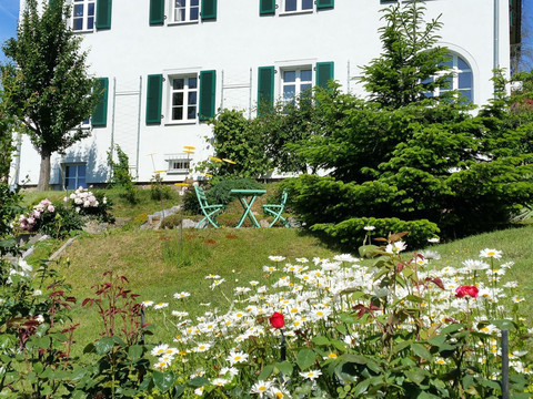 Blühender Garten an der Villa Sonnenblick