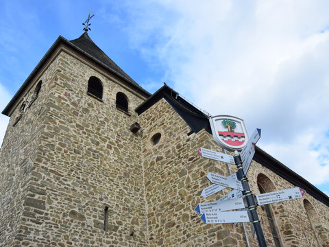 ev. Kirche Witzhelden St. Johannes der Täufer Kirche in Leichlingen mit markanten Steinen und Hinweisschildern im Vordergrund.