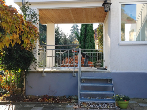 Terrasse mit Sitzgelegenheit