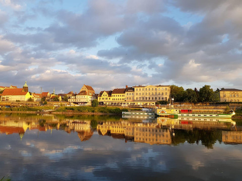 Pirna mit historischem Schaufelraddampfer