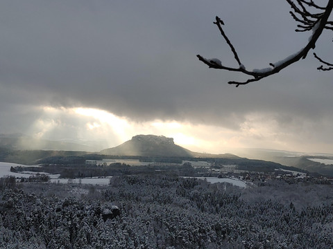 Blick zum Lilienstein im Winter