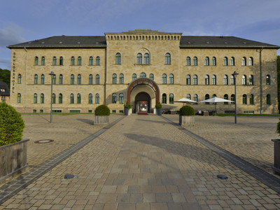 Schlosshotel Blankenburg - Außenansicht mit Parkplatz