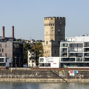 Bayenturm Der historische Bayenturm erhebt sich eindrucksvoll am Rhein, umgeben von moderner Architektur.The historic Bayenturm tower rises impressively on the Rhine, surrounded by modern architecture.