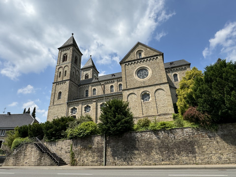 St. Lucia Immekeppel - Straßenansicht St. Sebastian Kirche in Hückeswagen, romanische Fassade mit zwei Türmen, umgeben von Grünflächen.