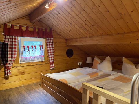 Doppelbett unter schrägem Dach