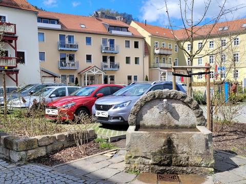 Gebäudeansicht mit der Festung im Hintergund