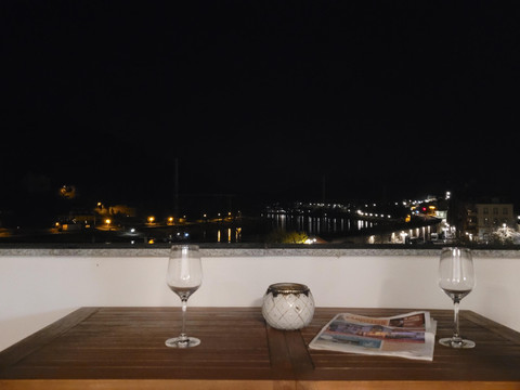 gemütlicher Abend bei einem Glas auf dem Balkon