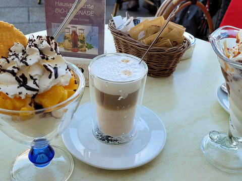Eisbecher im Kaffeehaus und Sonnenschein genießen