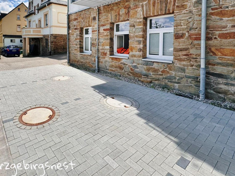 ebenerdig mit Blick auf den Pöhlberg