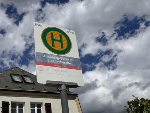 Bus hält 1 min entfernt