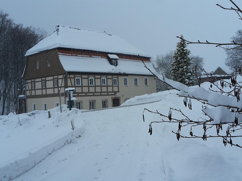 Winter und eine Loipe in der Nähe