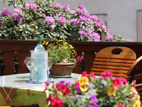 Sitzmöglichkeiten im Biergarten