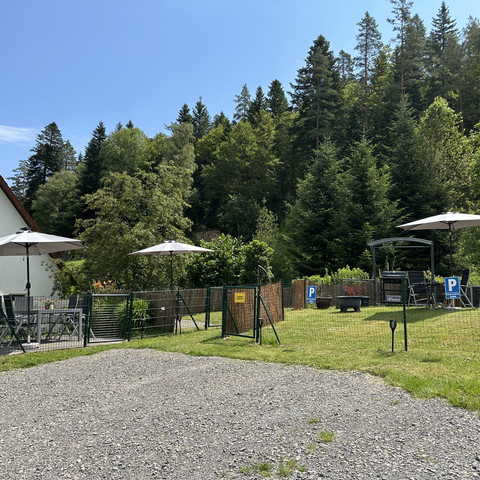 Schwarzwaldhaus Zwink Gaestegarten umzaeunt Schwarzwaldhaus Zwink Gaestegarten umzaeunt