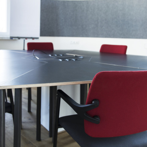 Round meeting room Meetingraum Round im Impact Hub DresdenRound meeting room at Impact Hub DresdenZasedací místnost Round v Impact Hub DrážďanySala konferencyjna Round w Impact Hub DresdenVergaderruimte Rond bij Impact Hub DresdenSala riunioni Round presso Impact Hub Dresda