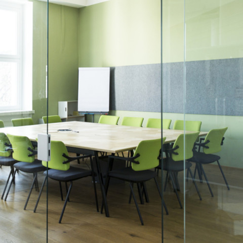 Square meeting room Meetingraum Square im Impact Hub DresdenSquare meeting room at Impact Hub DresdenZasedací místnost Square v Impact Hub DrážďanySala konferencyjna Square w Impact Hub DresdenVergaderruimte Vierkant bij Impact Hub DresdenSala riunioni Square presso Impact Hub Dresda