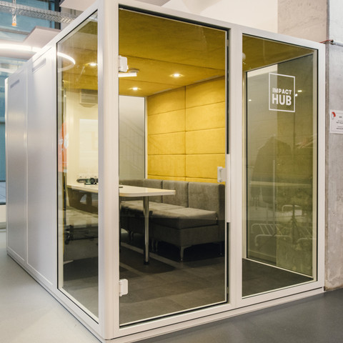 Meetingraum CUBE Meetingraum CUBE im Impact Hub Dresden - GalerieCUBE meeting room at Impact Hub Dresden – gallery