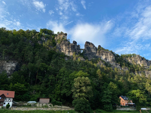 Ausflugstipp Kurort Rathen Blick zur Basteibrücke