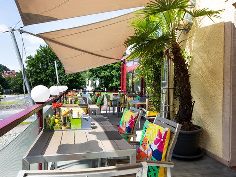 bei schönem Wetter draußen sitzen