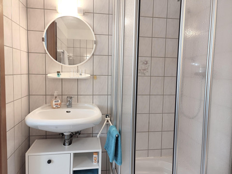 Bad mit Dusche und WC