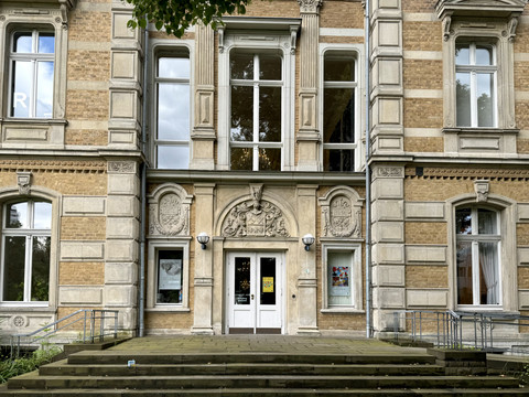 Kunstmuseum Villa Zanders Historisches Gebäude mit reich verzierten Fassaden, großen Fenstern und einem einladenden Eingang.