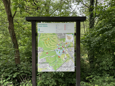 Saaler Mühle Übersichtskarte Freizeitkarte der Saaler Mühle zeigt Wanderwege und Parks, umgeben von üppigem Grün.