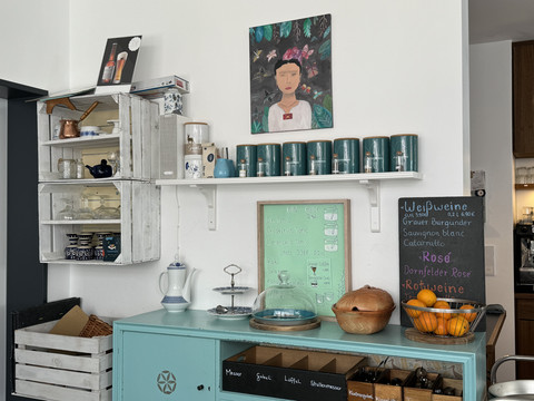 Kaffeepause - Innenansicht Gemütliche Café-Ecke mit Vintage-Möbeln, Kräutertees und Weinangebot, dekoriert mit kreativem Flair.