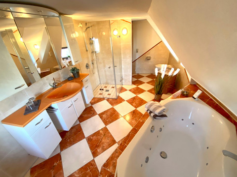 Bad OG mit Whirlwanne