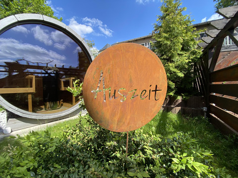 Fasssauna mit Panoramaglasscheibe