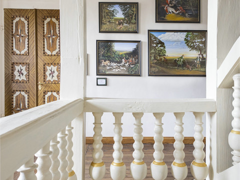 Jagdhaus Kössern interior view - Castles and palaces in the Leipzig region Das Bild zeigt die leuchtend weiße Innenausstattung des Jagdhaus Kössern.The picture shows the bright white interior of the Kössern hunting lodge.Obrázek ukazuje zářivě bílý interiér Jagdhaus Kössern.Zdjęcie przedstawia jasne, białe wnętrze Jagdhaus Kössern.Op de foto zie je het helderwitte interieur van Jagdhaus Kössern.L'immagine mostra gli interni bianchi e luminosi della Jagdhaus Kössern.