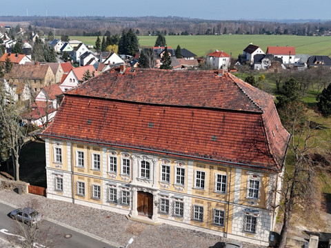 Jagdhaus Kössern - idyllic location in the Leipzig region Das Bild zeigt das Jagdhaus aus der Vogelperspektive.The picture shows a bird's eye view of the hunting château.Obrázek ukazuje lovecký zámeček z ptačí perspektivy.Zdjęcie przedstawia widok domku myśliwskiego z lotu ptaka.De foto toont het jachthuis in vogelperspectief.L'immagine mostra una vista a volo d'uccello della casa di caccia.