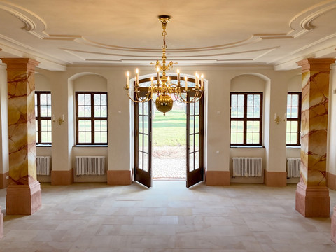 Kössern hunting château - door to the baroque garden Das Bild zeigt den hinteren Saal im Erdgeschoss des Jagdhauses mit der Tür zum Garten.The picture shows the rear hall on the ground floor of the hunting château with the door to the garden.Na obrázku je zadní hala v přízemí loveckého zámečku s dveřmi do zahrady.Zdjęcie przedstawia tylny hol na parterze domku myśliwskiego z drzwiami do ogrodu.De foto toont de achterste hal op de begane grond van het jachthuis met de deur naar de tuin.L'immagine mostra la sala posteriore al piano terra della casa di caccia con la porta sul giardino.