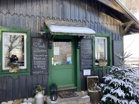 Traditionelle Holzwirtschaft im verschneiten Winter, einladend mit Dekoration rund um den Eingang.Traditional wooden farmhouse in the snowy winter, inviting with decorations around the entrance.Tradiční dřevěný statek v zasněžené zimě, který láká na výzdobu kolem vchodu.Tradycyjny drewniany dom w śnieżnej zimie, zachęcający dekoracjami wokół wejścia.Traditionele houten boerderij in besneeuwde winter, uitnodigend met decoraties rond de ingang.Tradizionale cascina in legno in inverno innevato, invitante con decorazioni intorno all'ingresso.