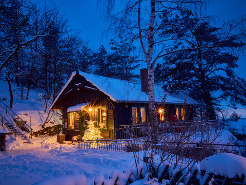 Bergwirtschaft Papststein Bergwirtschaft Papststein in winterlicher Abendstimmung, umgeben von schneebedeckten Bäumen.Papststein mountain restaurant in a wintry evening atmosphere, surrounded by snow-covered trees.Horská restaurace Papststein v zimní večerní atmosféře, obklopená zasněženými stromy.Górska restauracja Papststein w zimowej wieczornej atmosferze, otoczona ośnieżonymi drzewami.Bergrestaurant Papststein in een winterse avondsfeer, omringd door besneeuwde bomen.Ristorante di montagna Papststein in un'atmosfera invernale serale, circondato da alberi innevati.