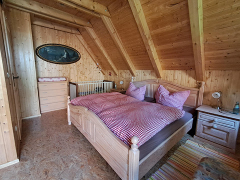 Doppelbettzimmer mit Kinderbett und Wickeltisch